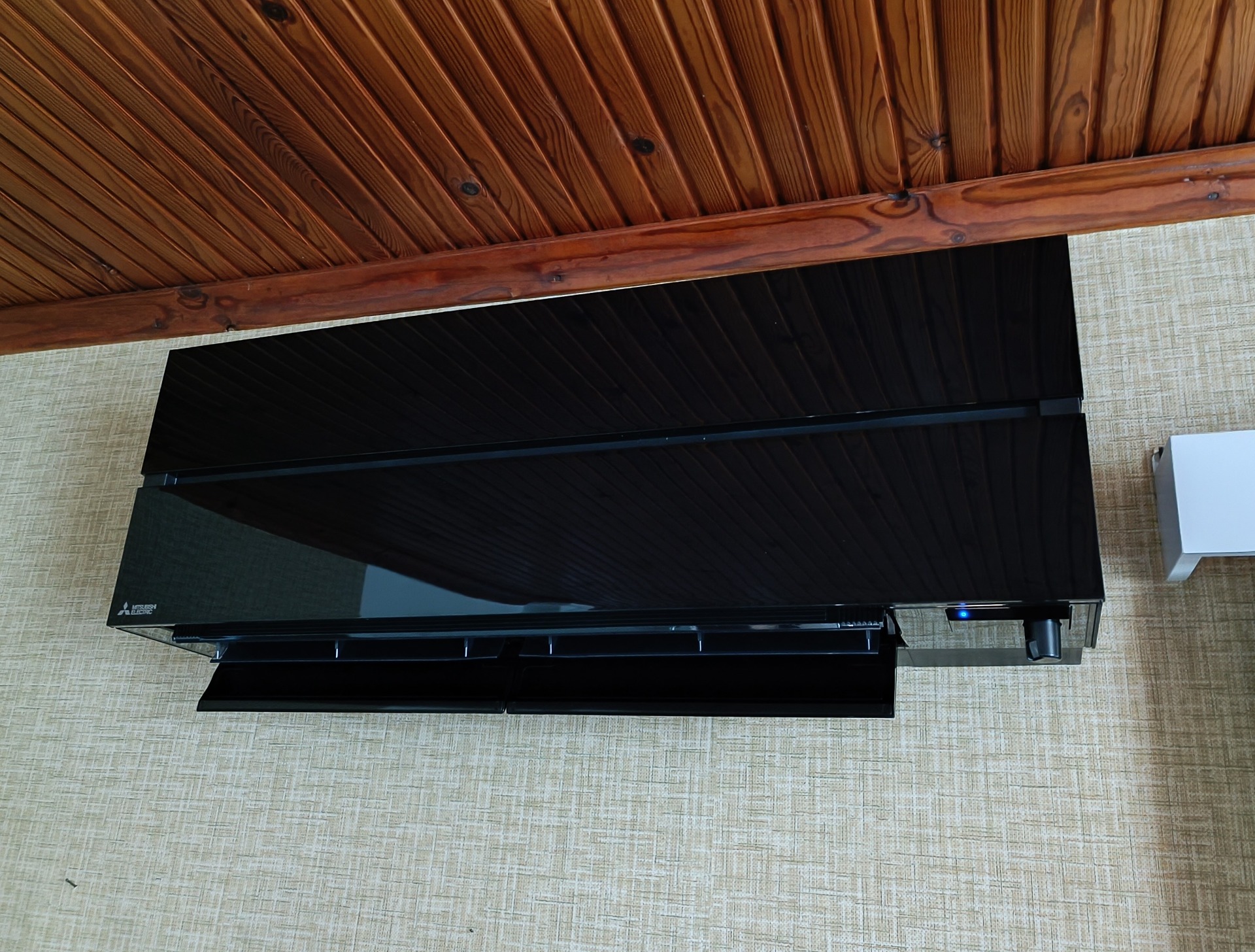 Mitsubishi Electric LN (Onyxinmusta)