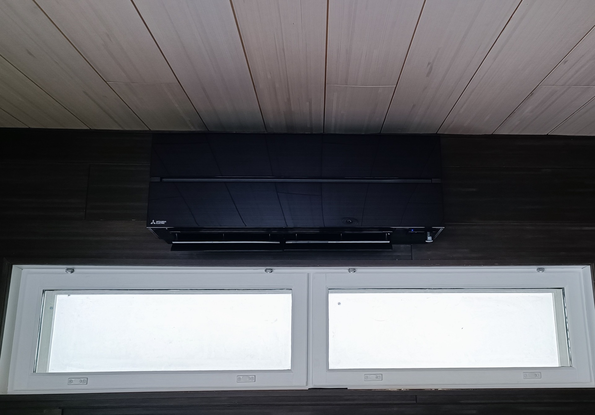 Mitsubishi Electric LN (Onyxinmusta)
